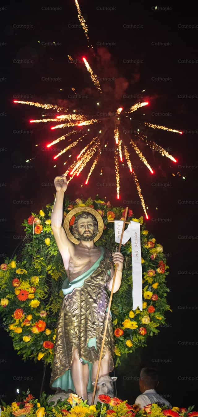 Estatua de San Juan Bautista - Banco de imágenes católicas