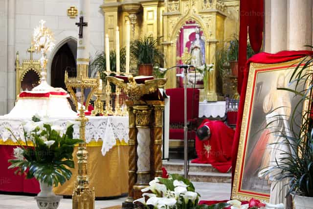 Eu me coloco aos teus pés, Senhor - Imagens católicas de stock