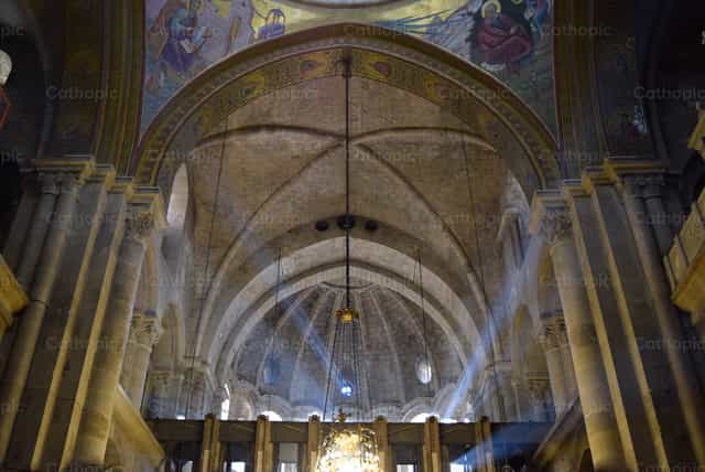 Luz en la iglesia del Santo Sepulcro - Banco de imágenes católicas