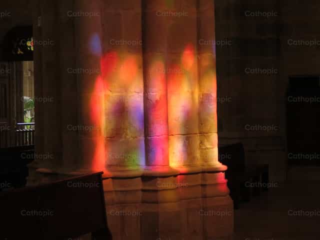 Colonne della cattedrale illuminate - Immagini stock cattoliche