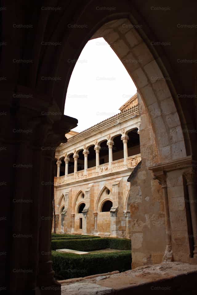 Portal des Klosters Santa Maria de Huerta - Katholische Stockfotos