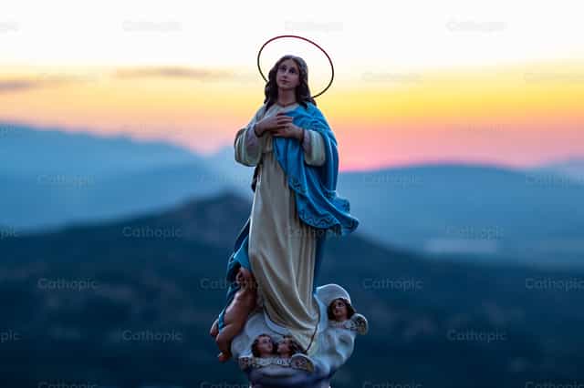 Virgem Maria ao amanhecer - Imagens católicas de stock