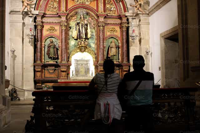 À genoux devant l’autel - Images catholiques de stock