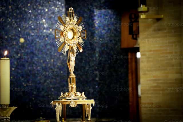 Exposicion del Santisimo Sacramento - Banco de imágenes católicas