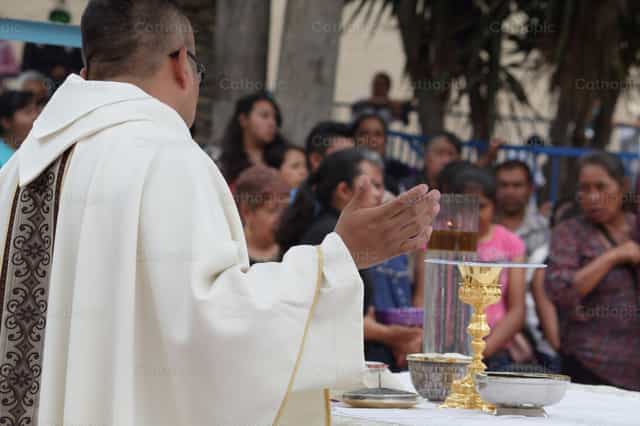 Célébration eucharistique - Images catholiques de stock