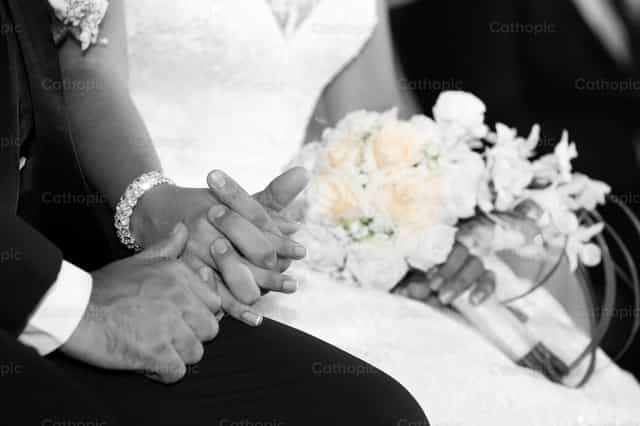 Mani del matrimonio - Immagini stock cattoliche