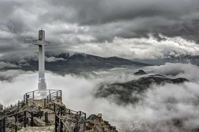 Cruz en la montaña llena de nieblas - Banco de imágenes católicas