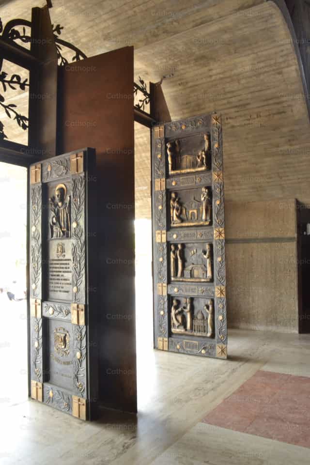 Puertas de la Iglesia - Banco de imágenes católicas