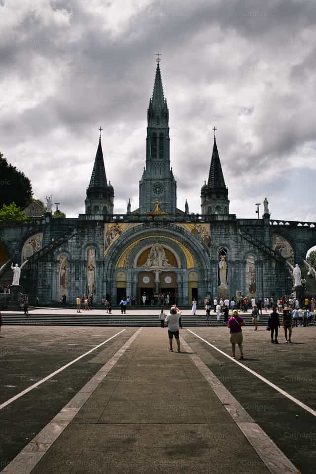 Atrio del Santuario de Nuestra Señora de Lourdes - Banco de imágenes católicas - Fotografía por Matteo Cavallone