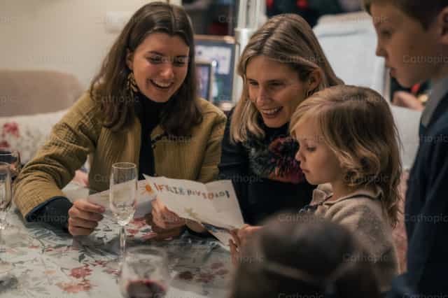 Carta para a família assistir ao nascimento de Jesus - Imagens católicas de stock - Foto de Almures Studio