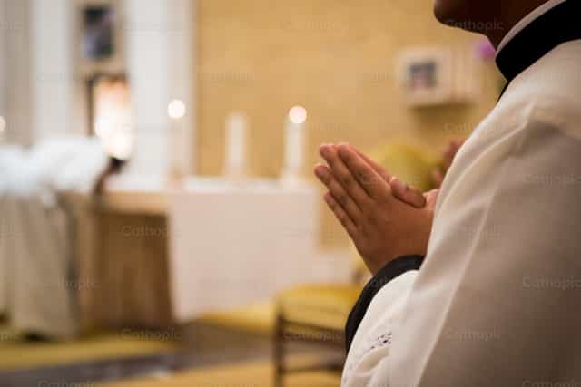 Seminarista em atitude de oração - Imagens católicas de stock