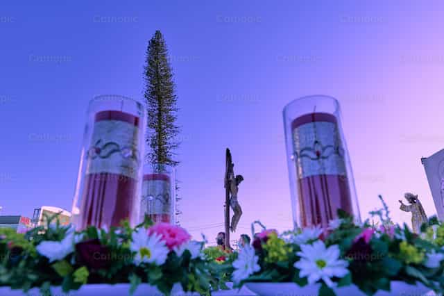 Crucifixo no altar - Imagens católicas de stock