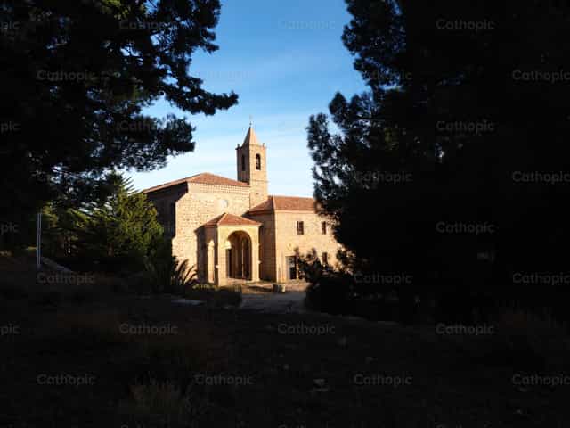 Monasterio entre arboles - Banco de imágenes católicas