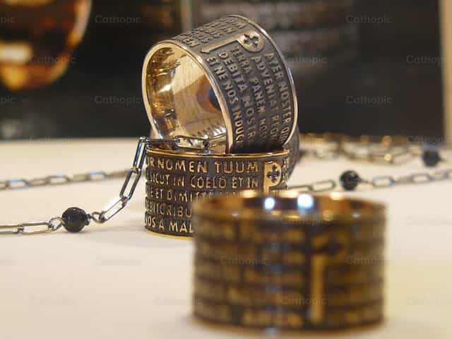 Pai Nosso em um anel - Imagens católicas de stock - Foto de ray807