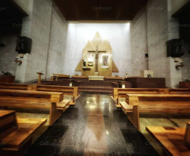 Interior de Parroquia - Banco de imágenes católicas