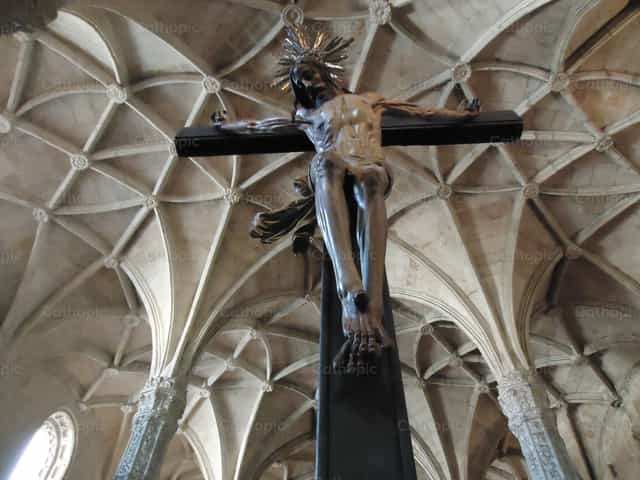 Crucifijo en iglesia de Lisboa - Banco de imágenes católicas - Fotografía por RezaRosarioWeb