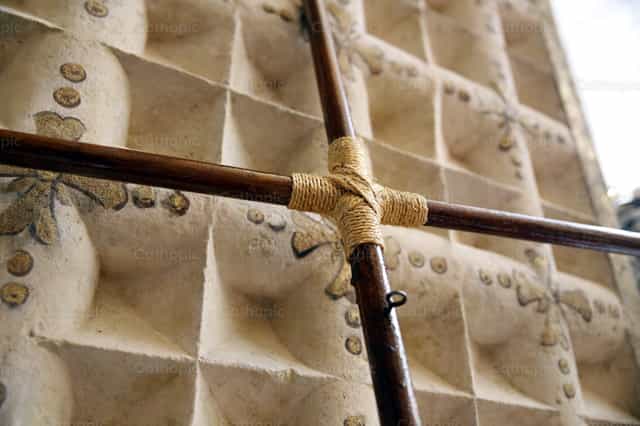 Amarrado a la cruz - Banco de imágenes católicas - Fotografía por J. Quasten