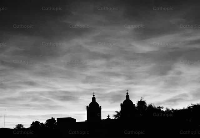 Silueta de Parroquia en el atardecer - Banco de imágenes católicas