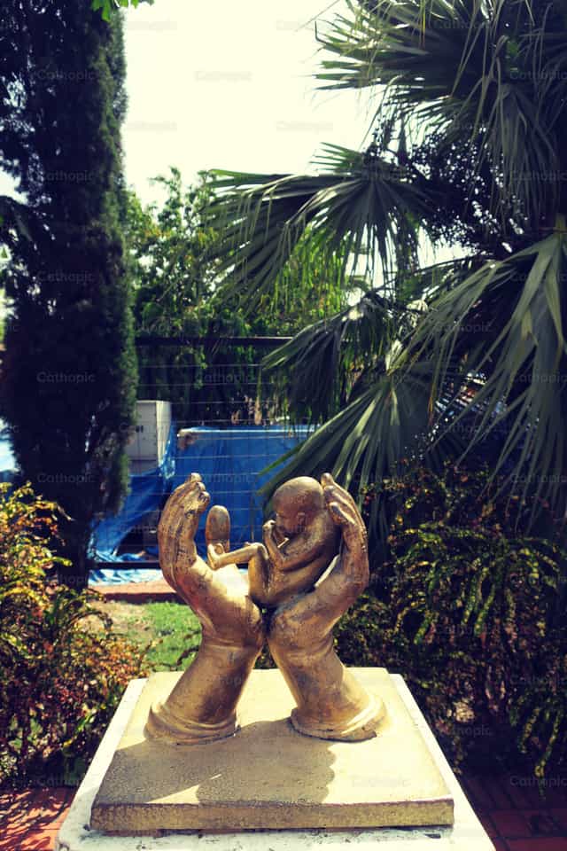 Monumento al no nacido - Banco de imágenes católicas