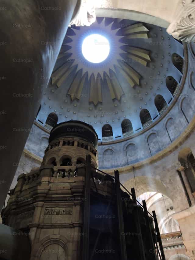 Haz de luz entrando por cupula - Banco de imágenes católicas - Fotografía por pelau