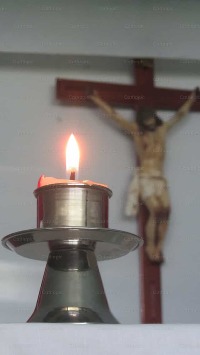 Gyertya és a kereszt - Katolikus stockképek