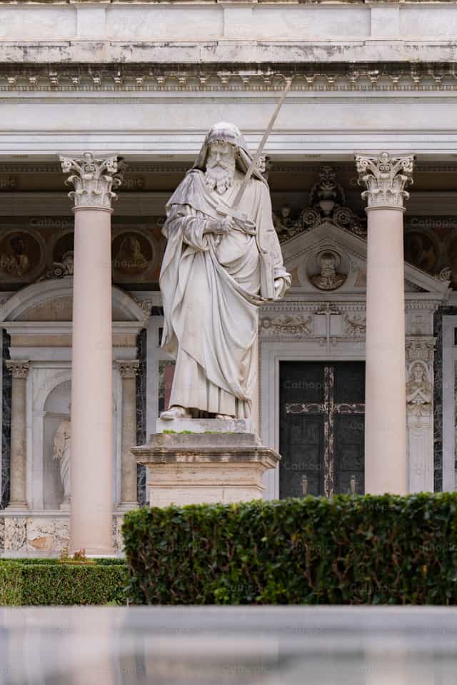 Estatua en la Basílica de San Pablo Extramuros - Banco de imágenes católicas