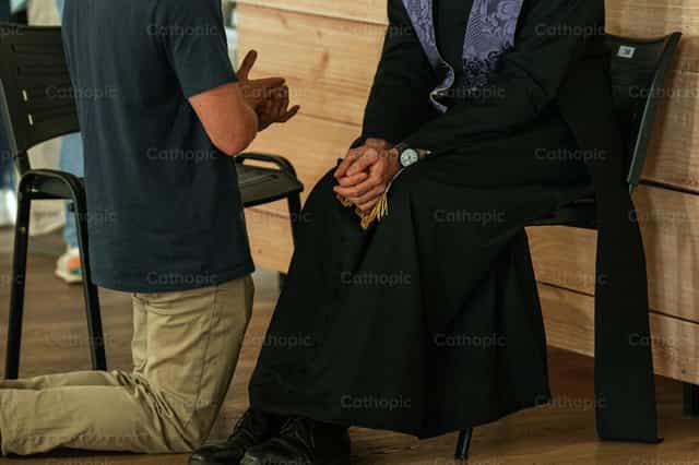 Un joven arrodillado confesándose - Banco de imágenes católicas - Fotografía por Rodrigo De Miguel