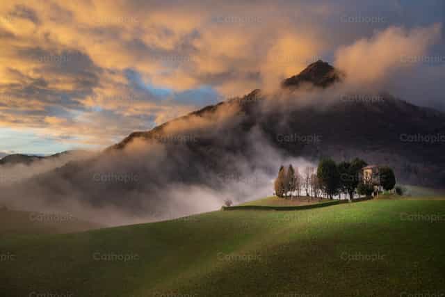 Colina com neblina - Imagens católicas de stock - Foto de Pierluigi Palazzi