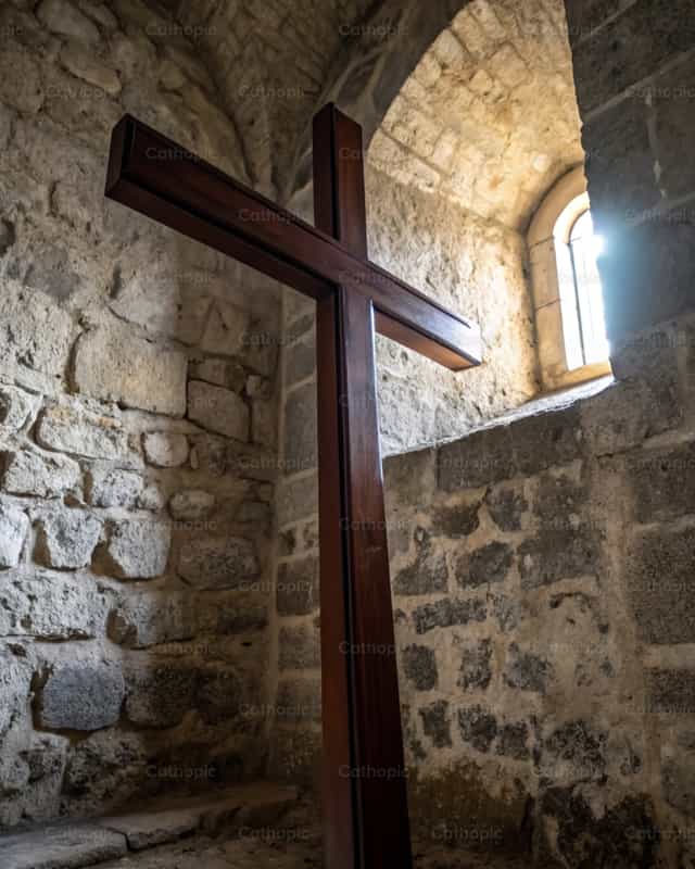 Croix en bois sur un vieux mur de pierre - Images catholiques de stock - Photo de God Designer