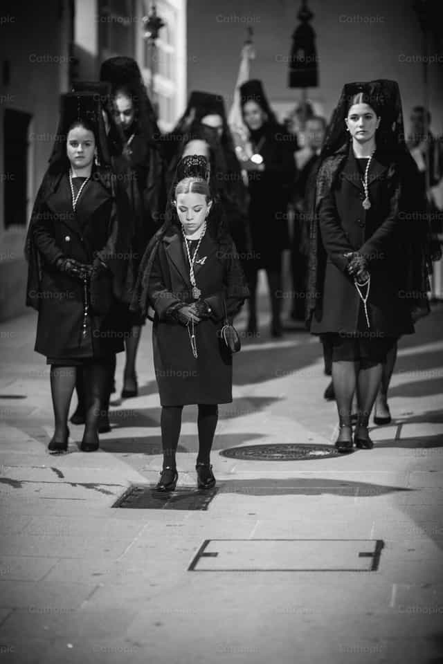 Mujeres con mantilla - Banco de imágenes católicas - Fotografía por Yandry Fernández Perdomo