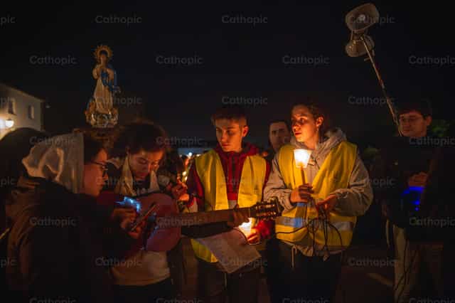 Chanter et prier pendant la veillée - Images catholiques de stock - Photo de Yandry Fernández Perdomo