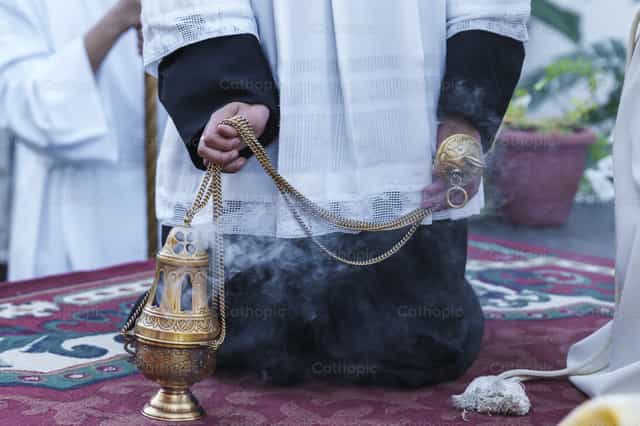 El humo del incienso: una oración que se eleva al cielo - Banco de imágenes católicas - Fotografía por Diócesis de Córdoba