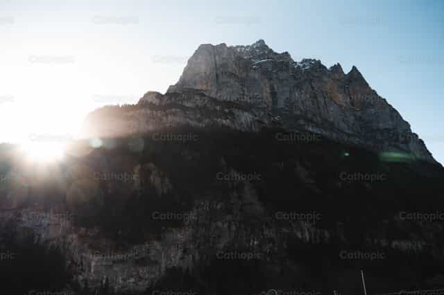 Puesta de sol en la cima de la montaña - Banco de imágenes católicas - Fotografía por Santiago de la Hoz