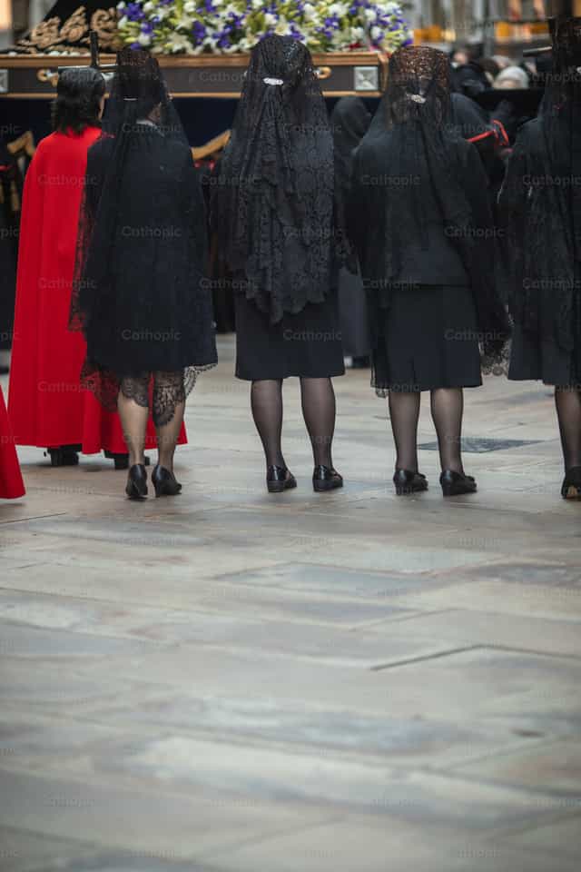 Mulheres com mantilha acompanhando a procissão - Imagens católicas de stock - Foto de Yandry Fernández Perdomo