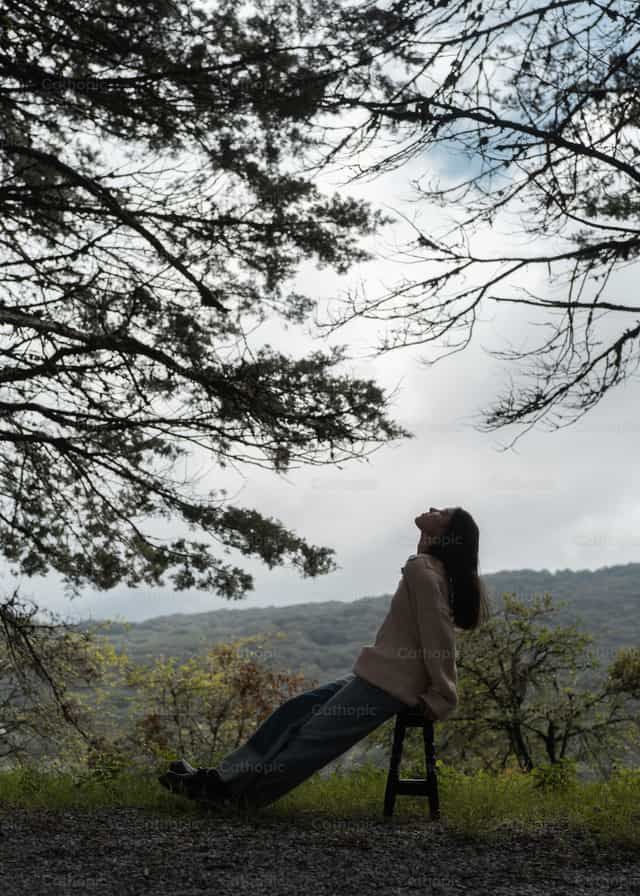 Chica contemplando - Banco de imágenes católicas - Fotografía por Cathopic