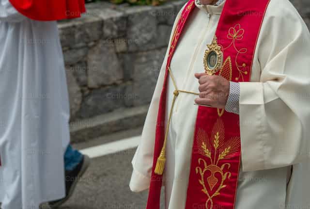 Un sacerdote lleva un relicario durante una procesión religiosa - Banco de imágenes católicas - Fotografía por Pierluigi Palazzi