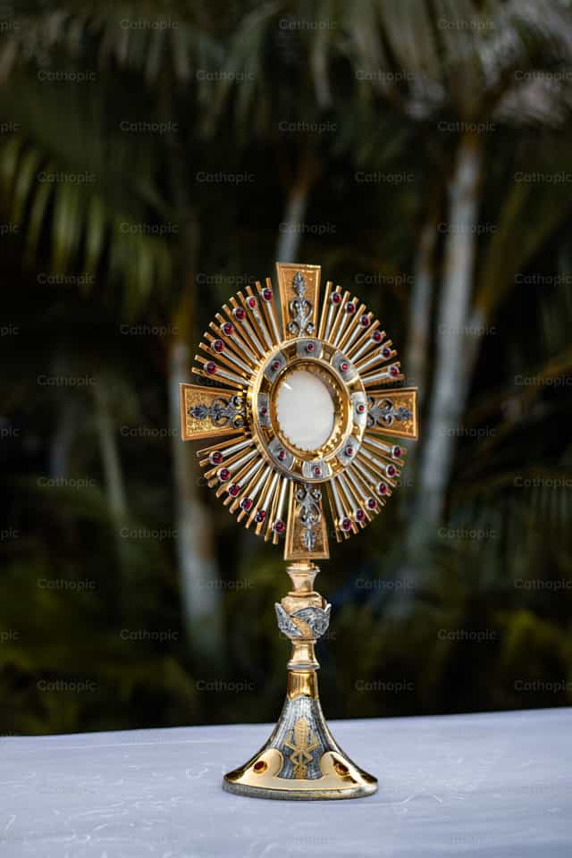 Alabanzas y gracias sean dadas al Santisimo Sacramento - Banco de imágenes católicas