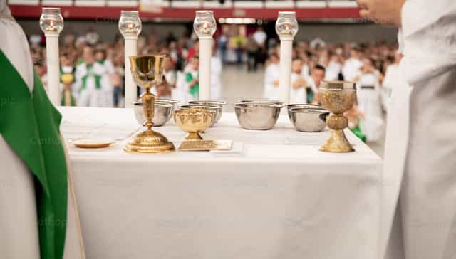 Altare preparato per la celebrazione dell’Eucaristia - Immagini stock cattoliche - Foto di Carolina BR
