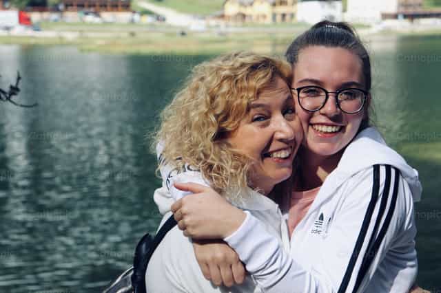 Mamá e hija sonriendo - Banco de imágenes católicas