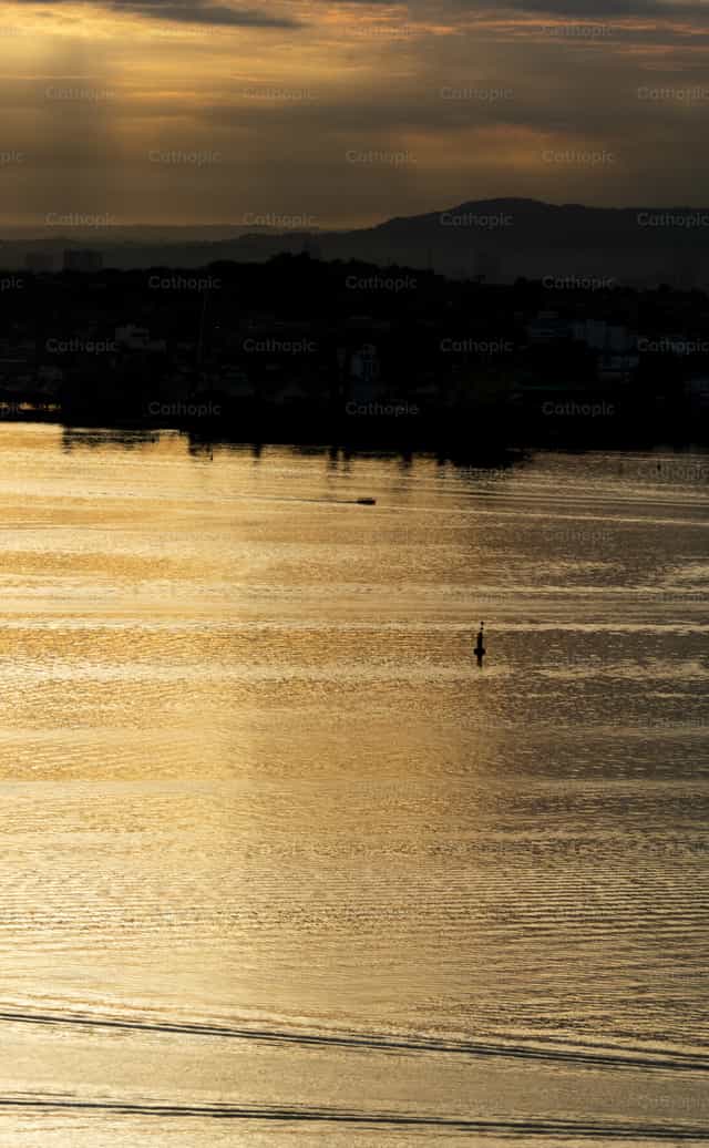 Orizzonte dorato al tramonto - Immagini stock cattoliche - Foto di Sandra Otalora