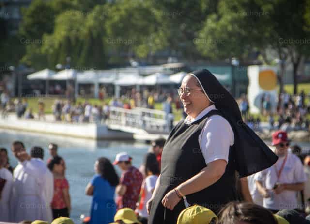 Viviendo la alegría: monja feliz en comunidad - Banco de imágenes católicas - Fotografía por Yandry Fernández Perdomo