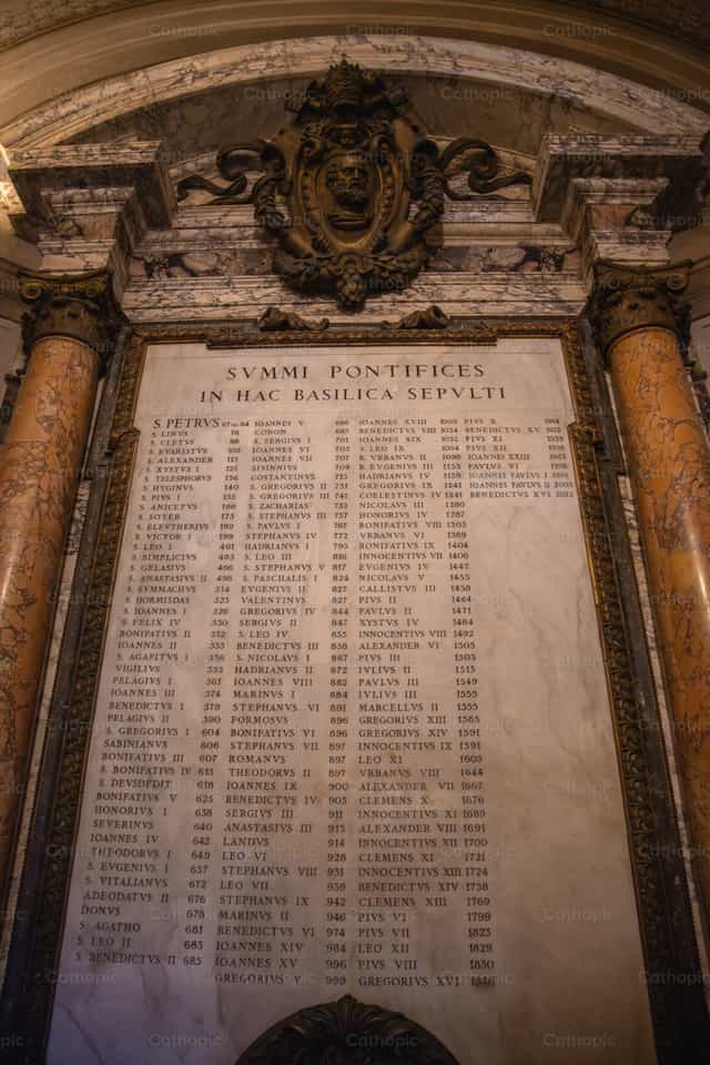 Nombre de los Papas enterrados en la Basílica - Banco de imágenes católicas - Fotografía por Yandry Fernández Perdomo
