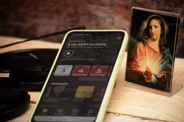 우리와 함께하는 앱 - 가톨릭 스톡 이미지 - 사진 제공 Carolina BR
