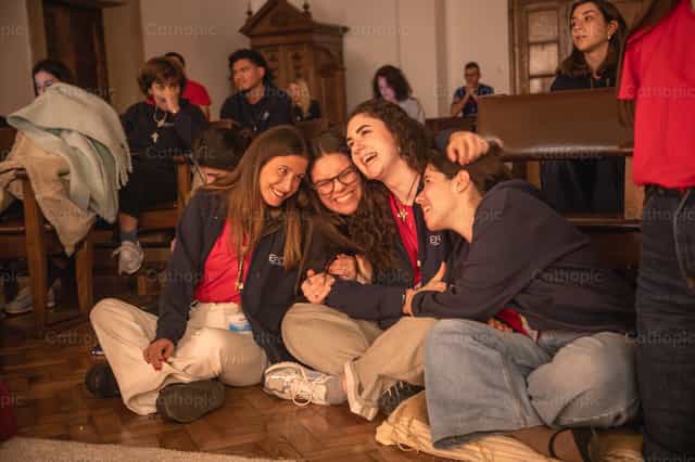 Friends hug each other and pray together - Catholic stock images - Photo by Yandry Fernández Perdomo