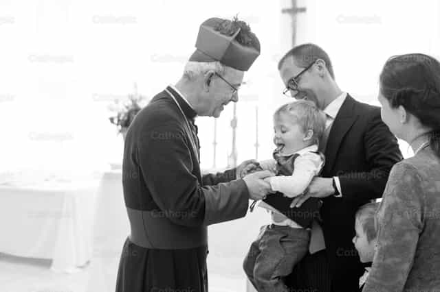 Ang munting batang lalaki - Mga Catholic stock image