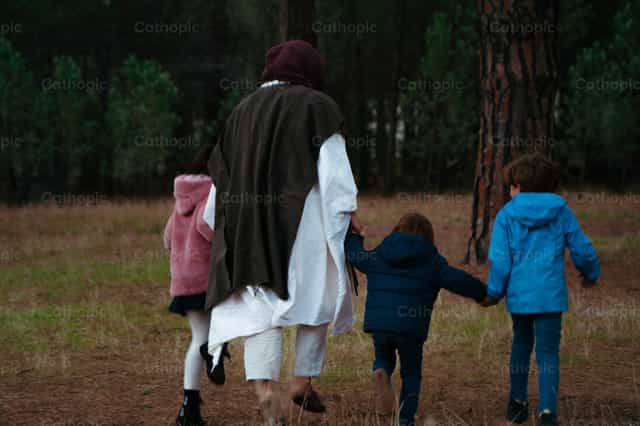 Jesus geht mit den Kindern - Katholische Stockfotos