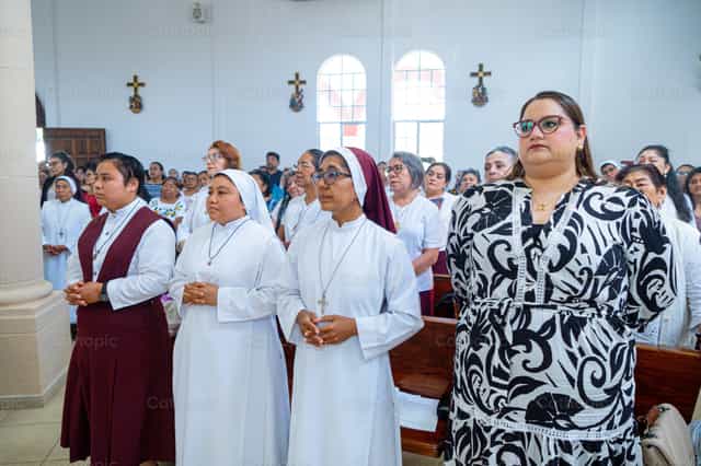 Religiosas y la comunidad en la Misa - Banco de imágenes católicas - Fotografía por Hein Palma
