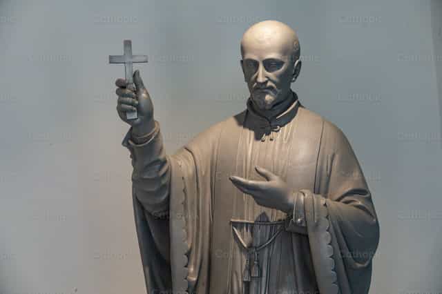 Estatua de San Francisco Régis sosteniendo un pequeño crucifijo - Banco de imágenes católicas - Fotografía por Joan Sutter