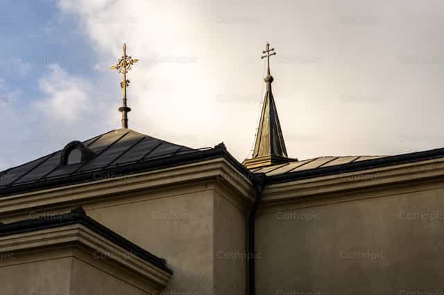 Tetto della chiesa - Immagini stock cattoliche