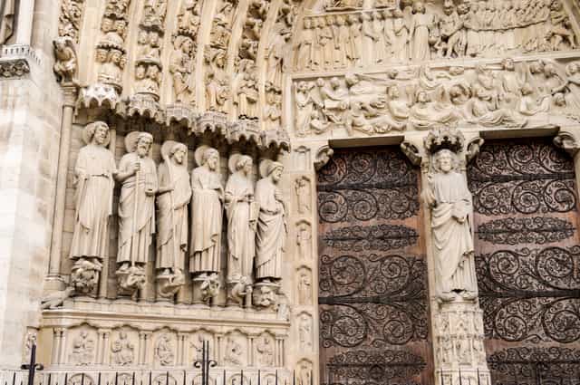 Façade de Notre-Dame, entrée - Images catholiques de stock - Photo de Ana Carolina Escobar Arce
